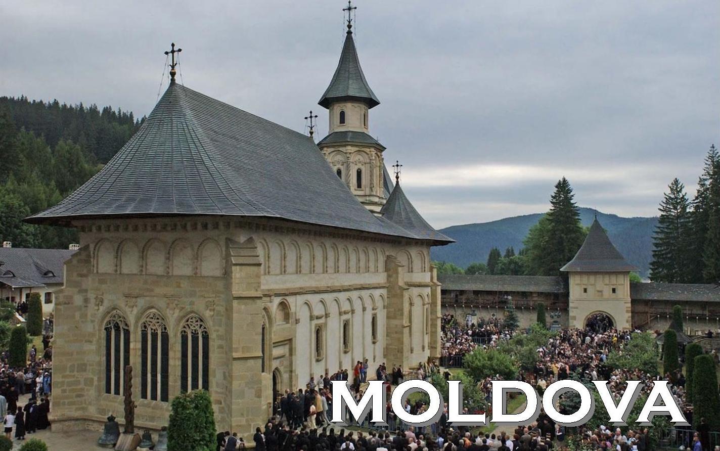 Молдавия это страна. Монастырь Путна Румыния. 1673 Молдавия. Туристы в Молдове. Молдавия otdih.